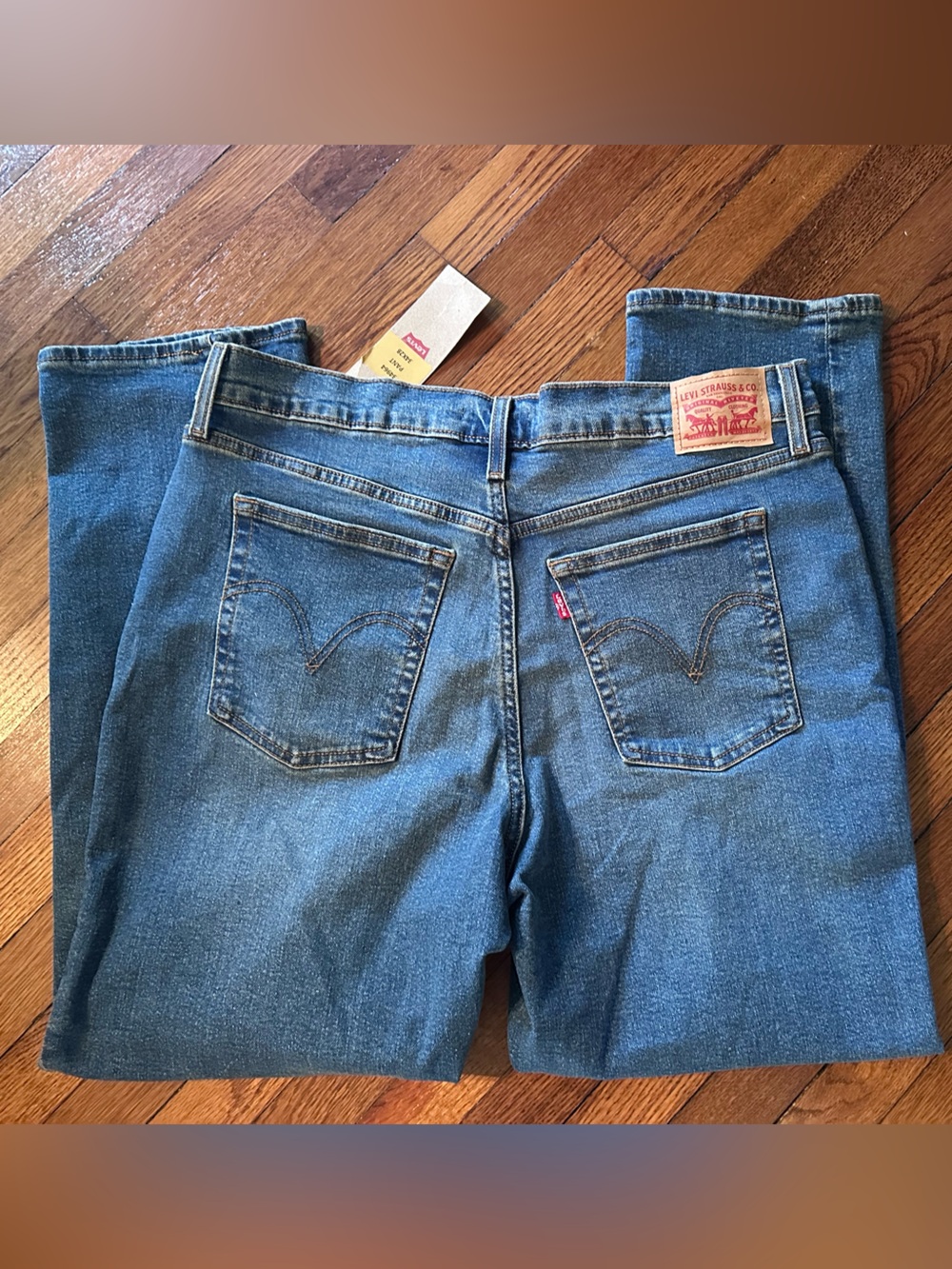 Women’s Levi’s- NEW